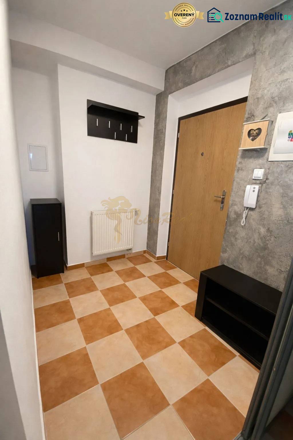 3 szobás lakás folyosója járólappal, fogassal és faajtókkal.