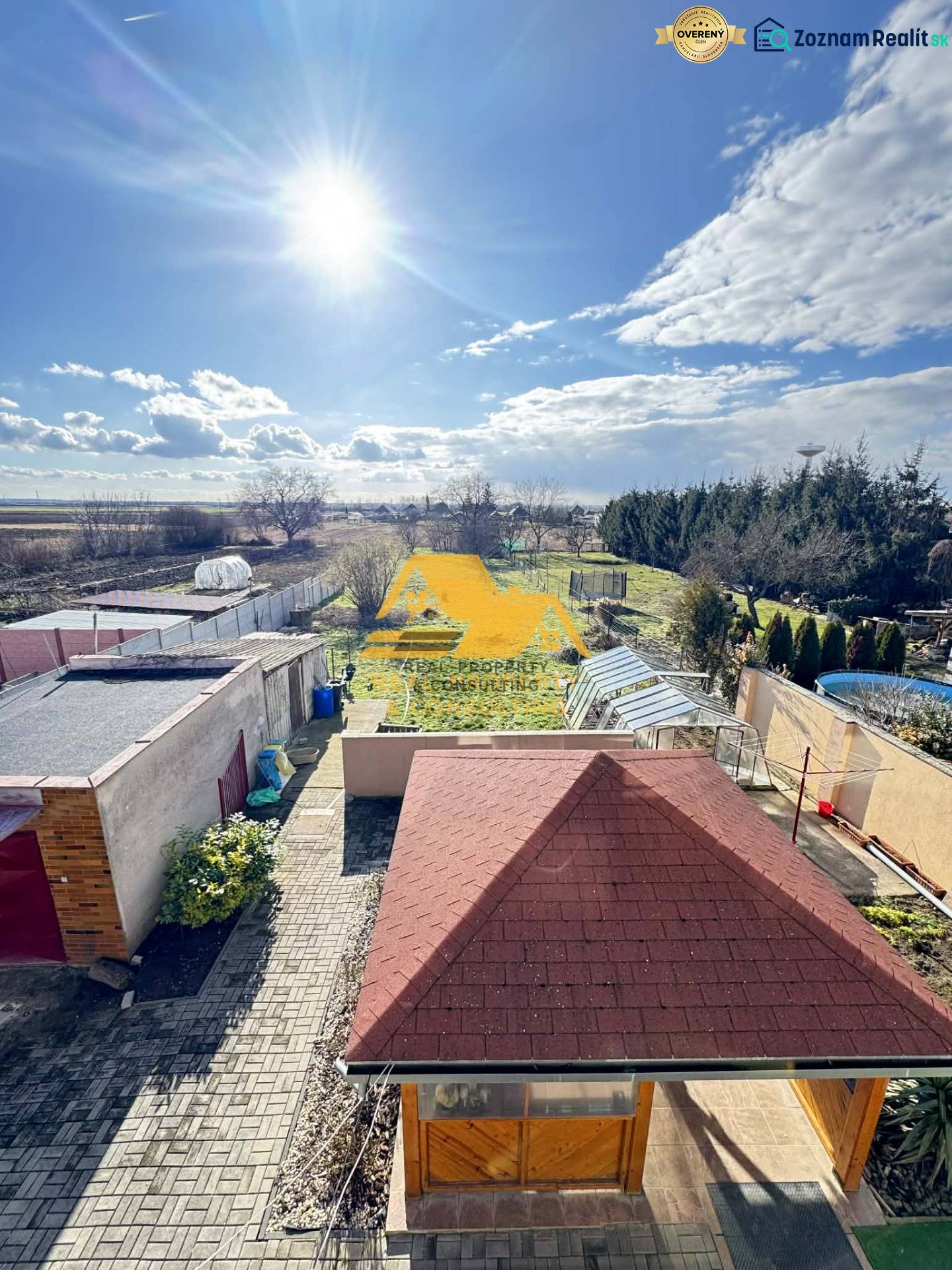 Családi ház kertje a Tvrdošovce utcában, Tardoskedden, pavilonnal és üvegházzal.