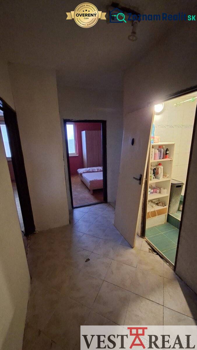 A háromszobás lakás előszobája, kilátással a többi helyiségre, a padló csempézett.