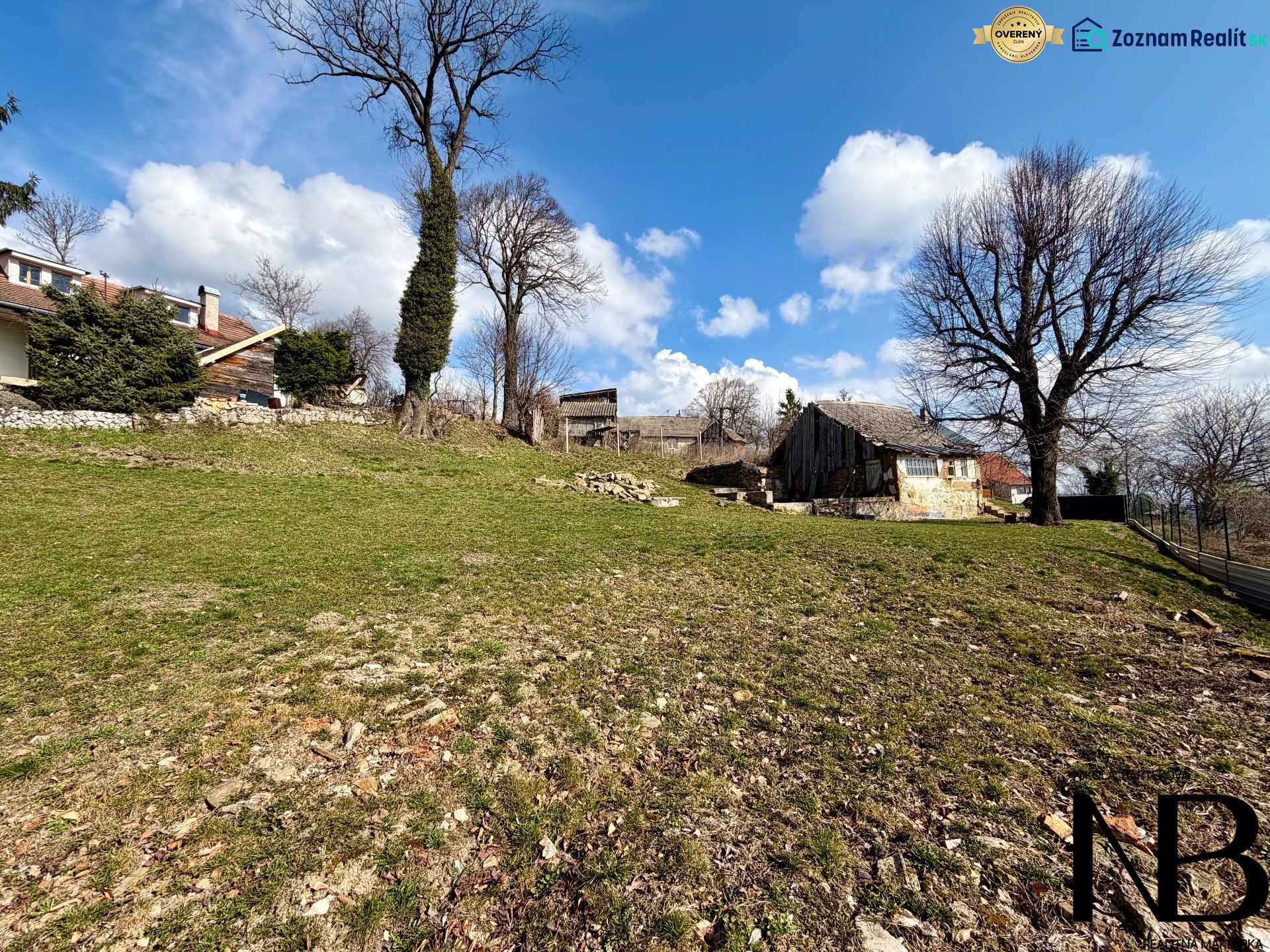 Tavaszi panoráma az utcáról Lubinában, ideális lakótelek számára.