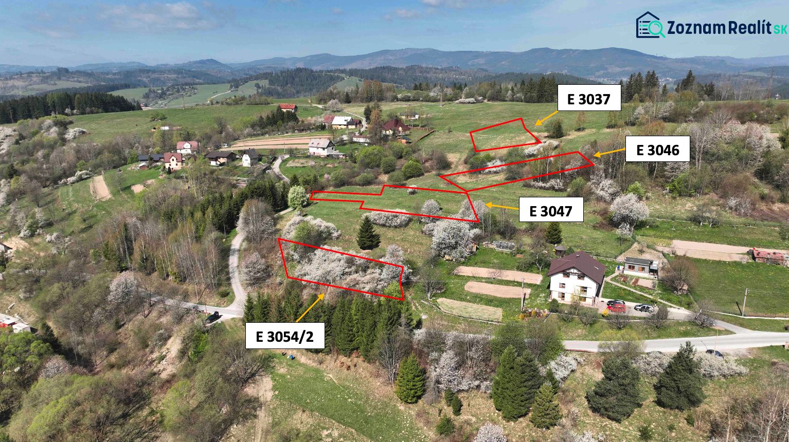 Mezőgazdasági és erdőterületek légifelvétele Svrčinovecben, kijelölt parcellákkal.