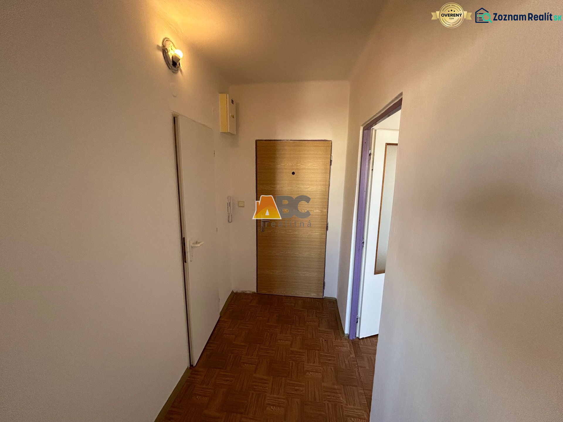 Előszoba egy kétszobás lakásban fa dekor padlóval és világos világítással.