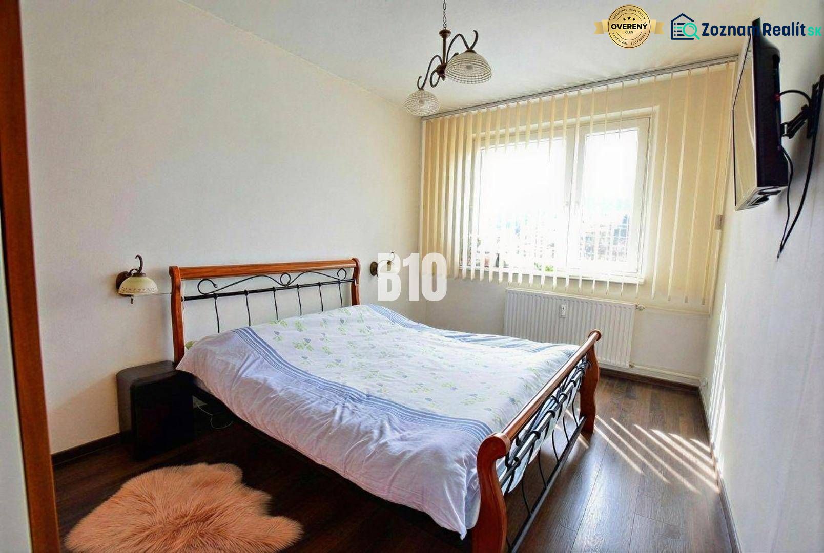 Hálószoba franciaággyal és fa dekorációjú padlóval, 3 szobás lakás.