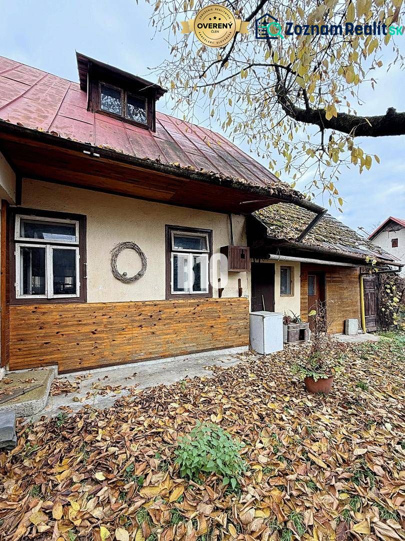 Kotešovai családi ház régi fa burkolattal és lehulló levelekkel a kertben.