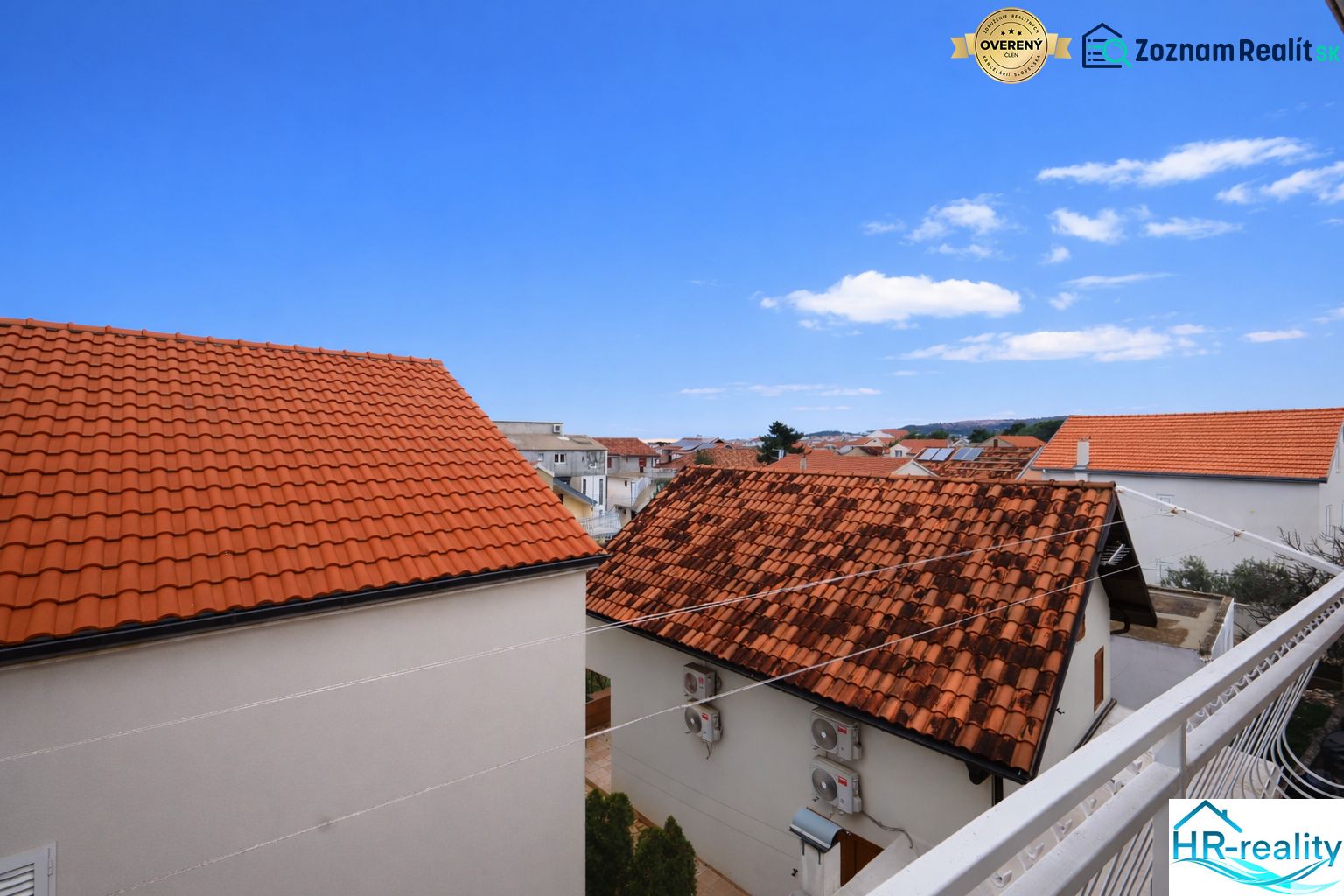 Kilátás a tetőkre és a kék égre a Vodicei Nyaraló Apartmanból.