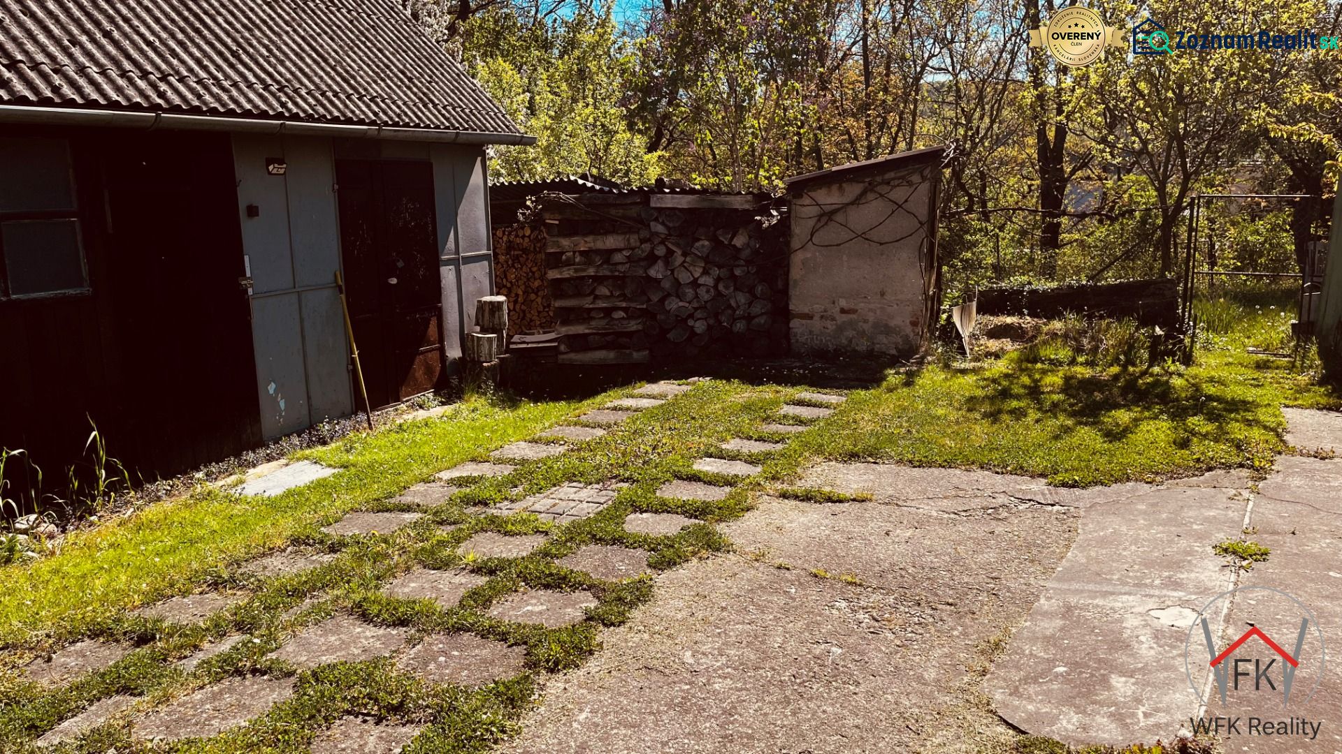 Udvar egy családi ház mellett Újkelcsén, garázzsal és fatároló kandallóval.