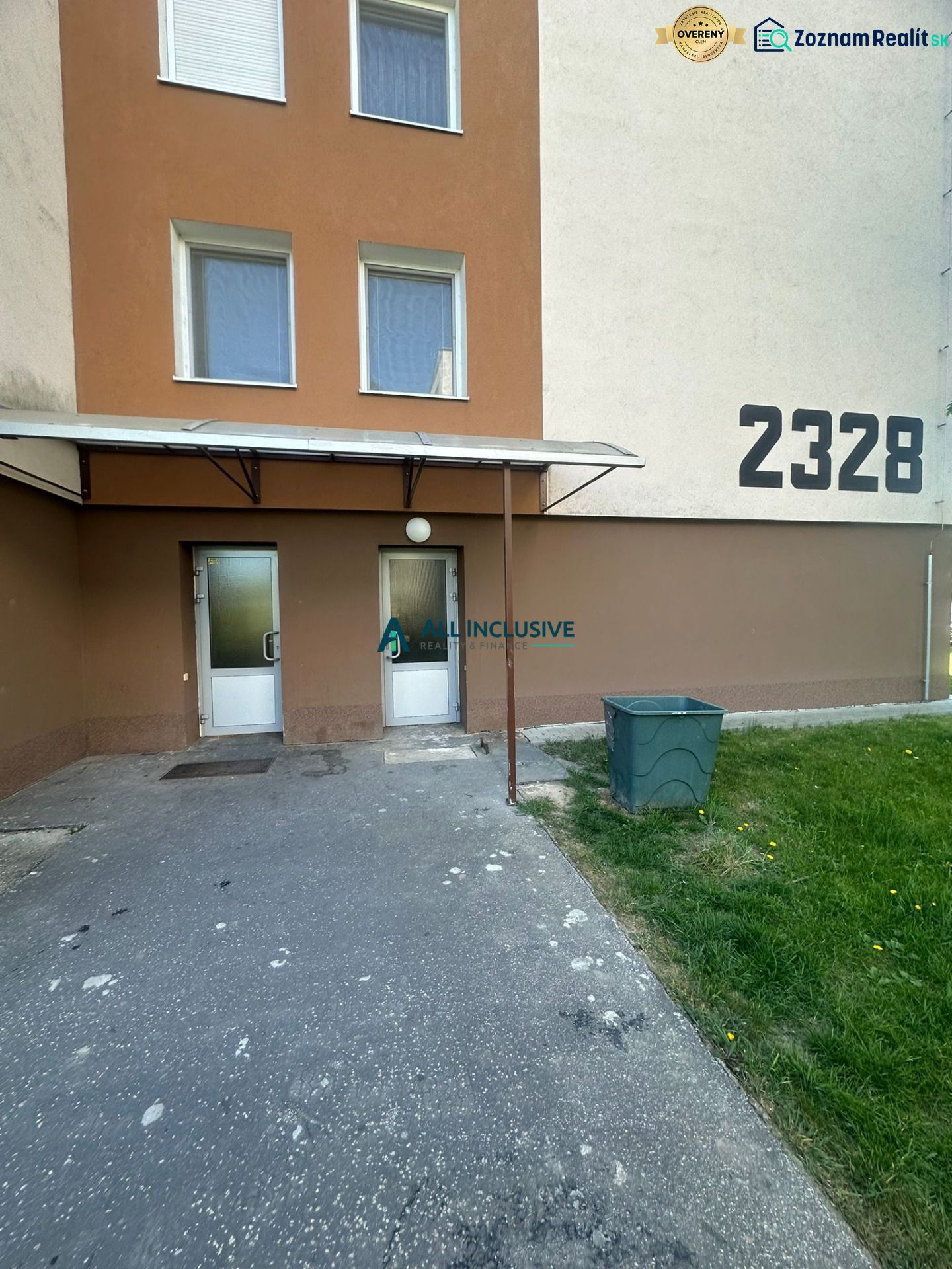 Pavol Országh Hviezdoslav utcai lakóház bejárata Topoľčanyban, 2 szobás lakás számára alkalmas.