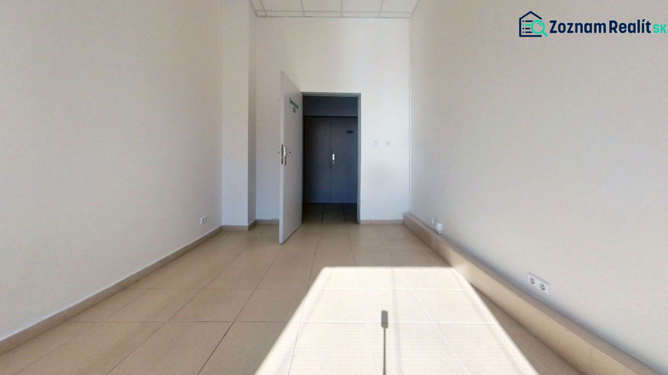 Iroda belső tér fehér falakkal és világos kerámia padlóburkolattal.