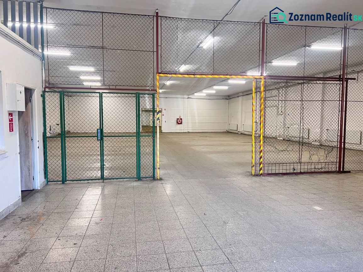 Raktárak és csarnokok belső tere csempével és fém kerítéssel.