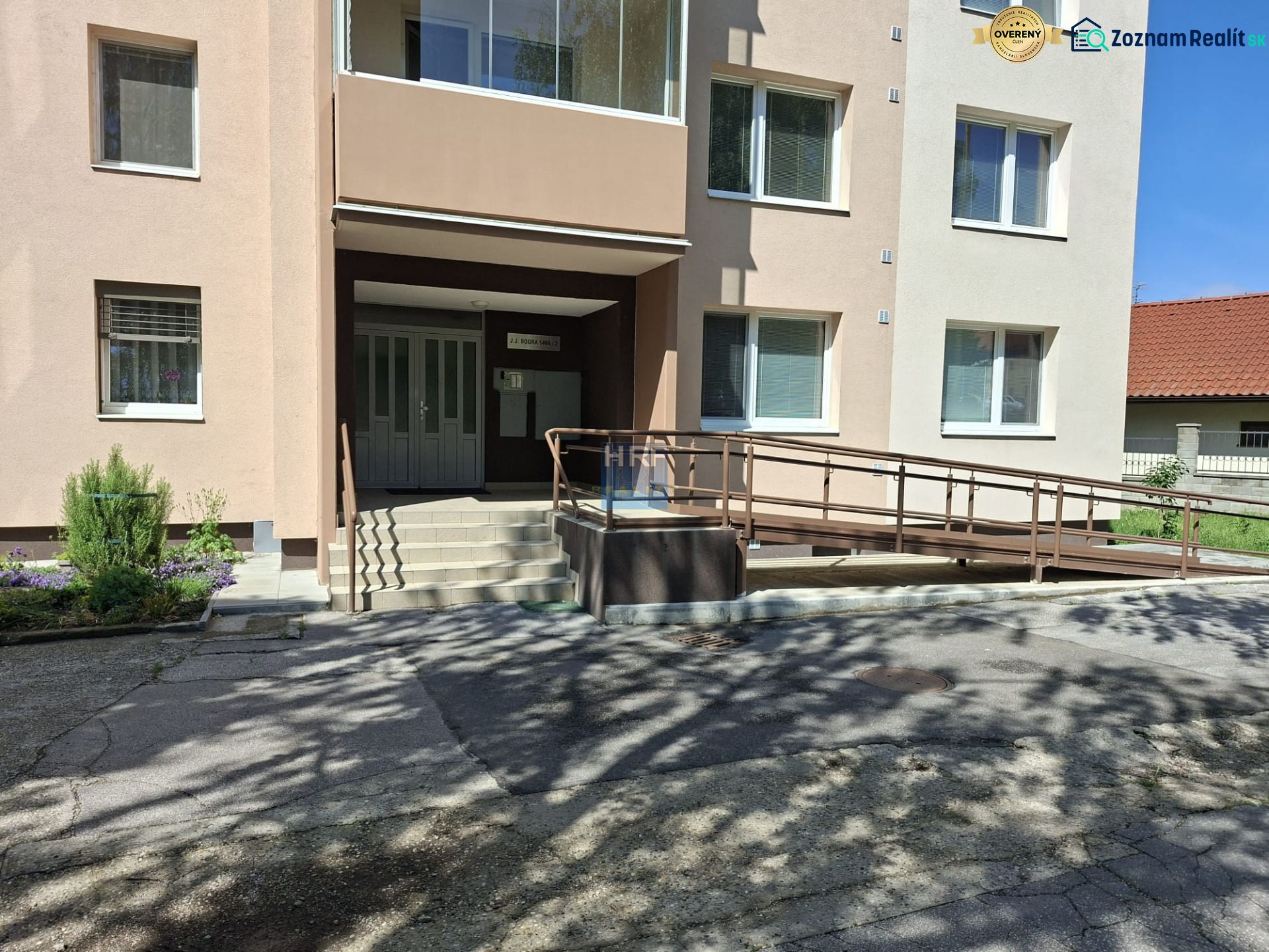 A J.J. Boora utcai lakóház bejárata Holíčban, 3 szobás lakás.