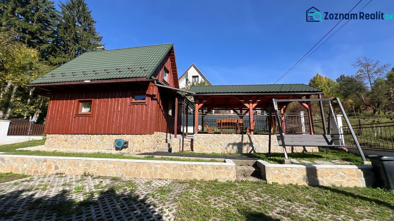 Házikó Turík községben, Rózsahegy járás, Zsolnai kerület, hintával és pavilonnal a kertben.
