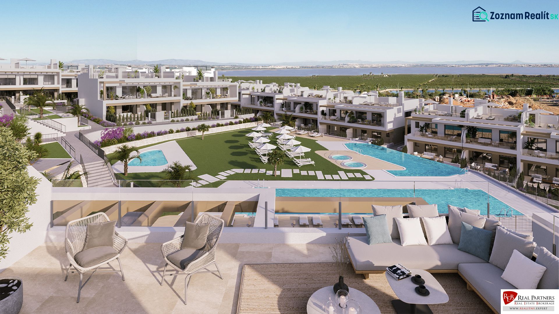 Luxusos lakókomplexum Torreviejában medencékkel, kerttel és kilátással a lagúnára.