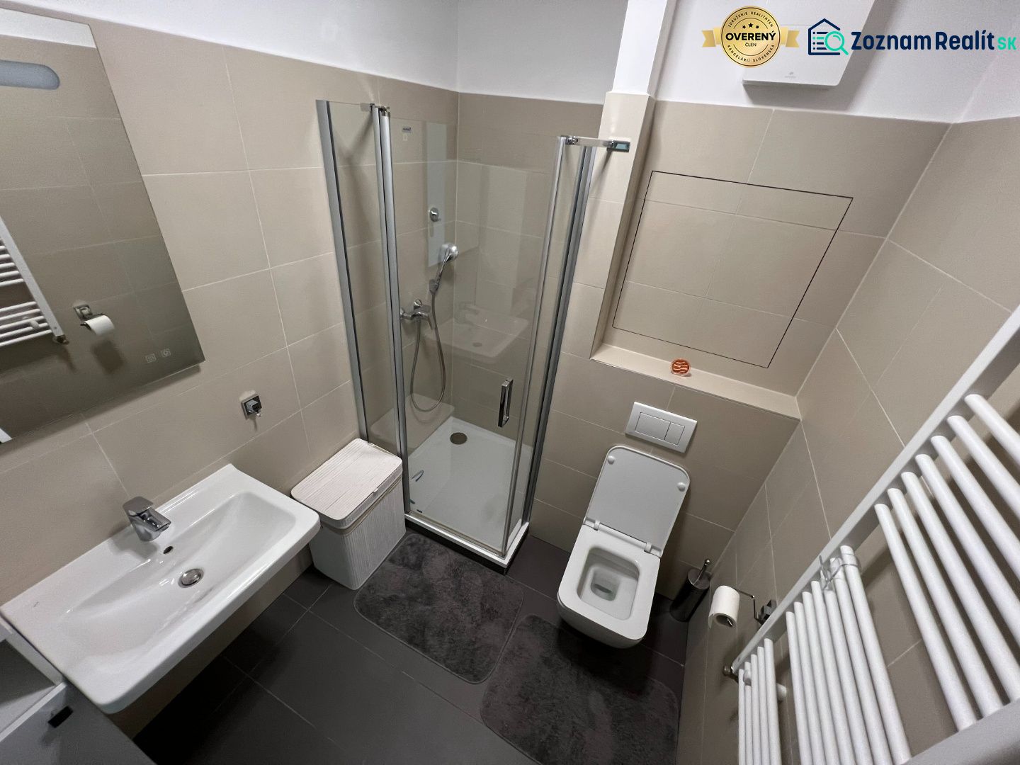 Fürdőszoba zuhanyzóval és WC-vel egy egyszobás lakásban.