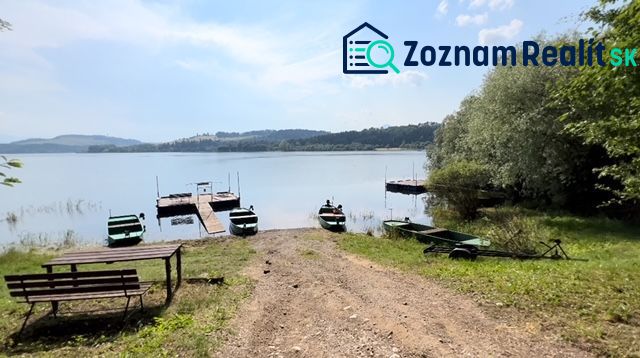 Liptovská Sielnica kínál faházakat tóparti hozzáféréssel és csónakkikötőkkel.