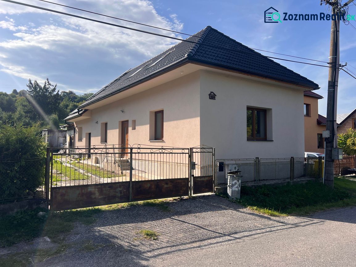Családi ház Krmeš utcában, Liptószentmiklóson, előkerttel és kerítéssel.
