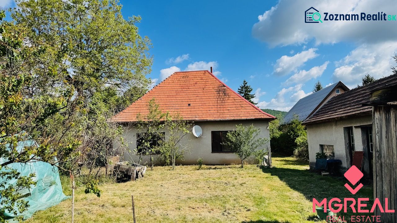 Családi ház Pažitban, piros tetővel, rendezett kerttel.