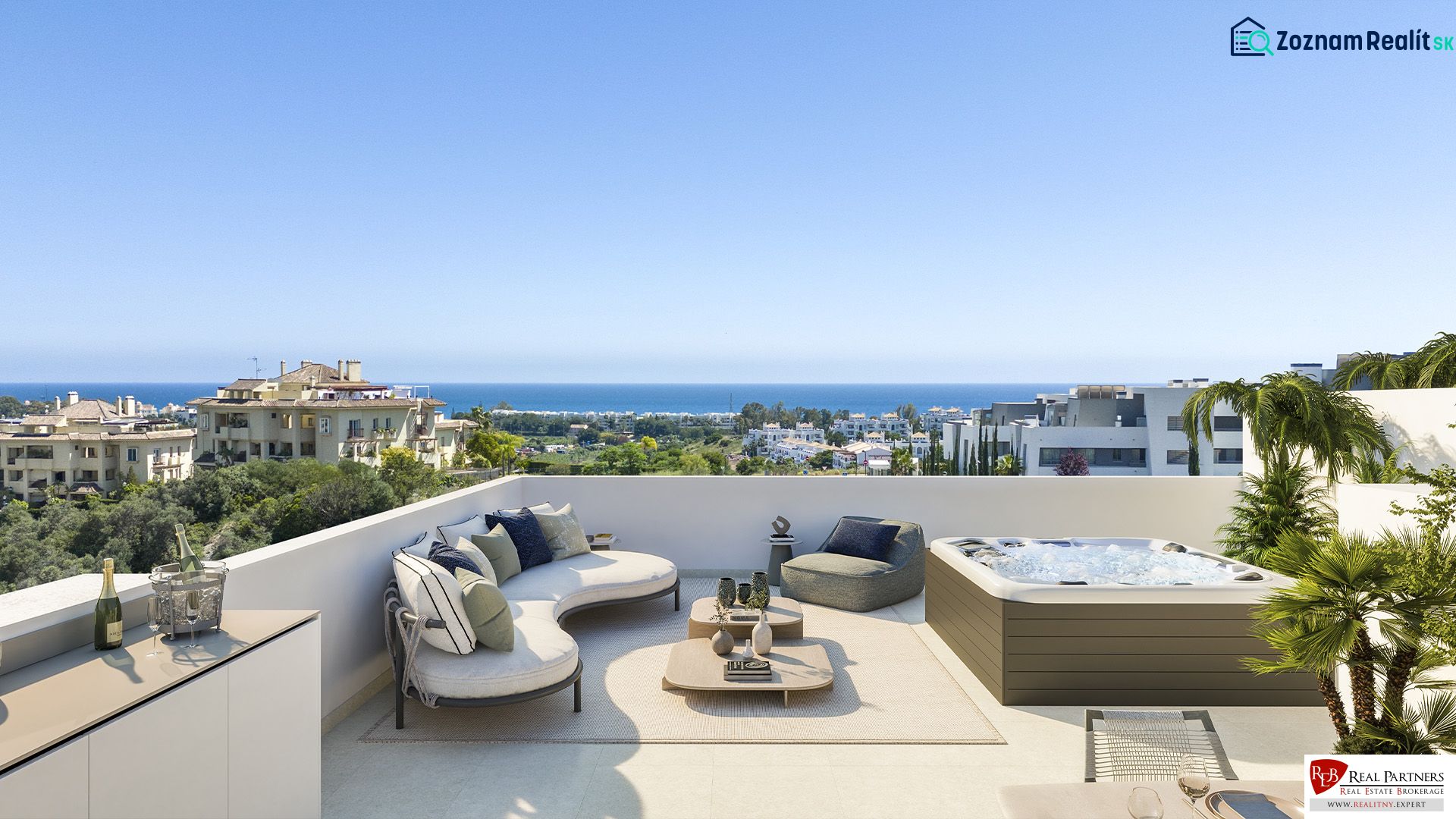 Terasz az Estepona-i üdülő apartmanban modern bútorokkal, pezsgőfürdővel és tengerre néző kilátással.