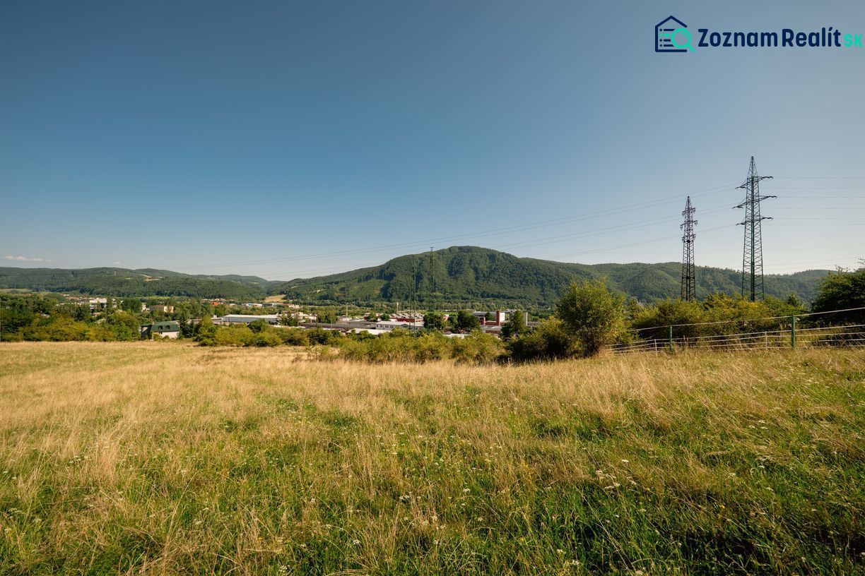 Rét és elektromos oszlopok a Partizánska úton, Besztercebánya. Telkek - lakóövezet.