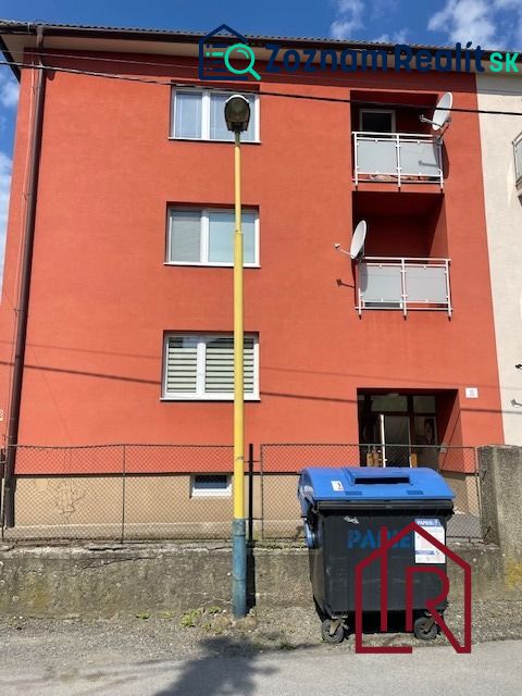 A Haburská utcai lakóház piros homlokzata Eperjesen.