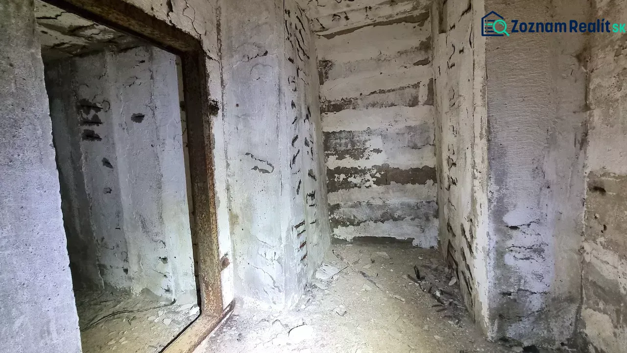 Elhagyatott és omladozó különleges ingatlanok helyiségei lehullott vakolattal.