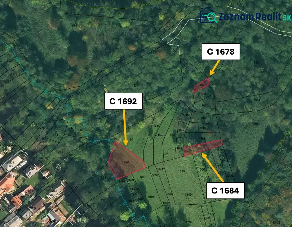 Légi felvétel Ratkovské Bystré mezőgazdasági és erdőterületeiről parcellákkal.