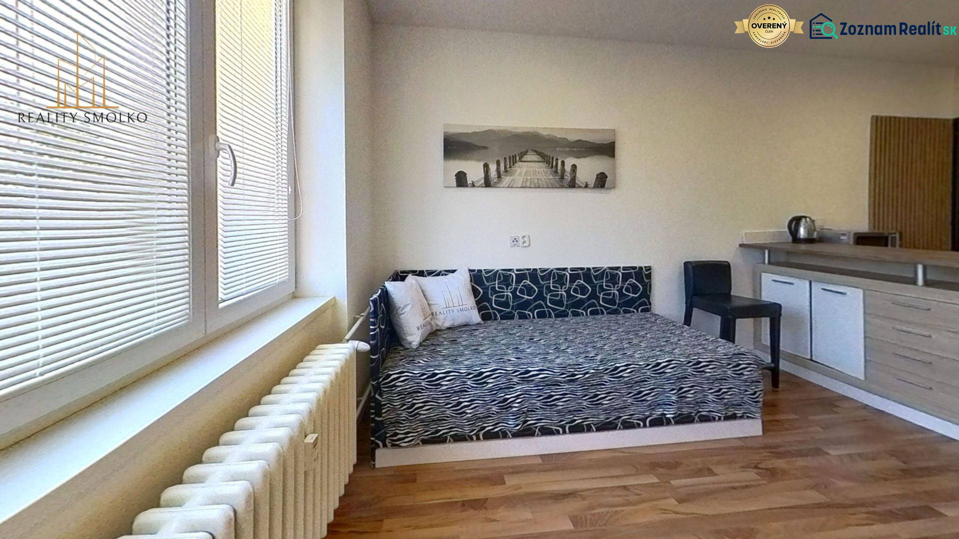 Rekreációs apartman kanapéval és fa dekorációjú padlóval.