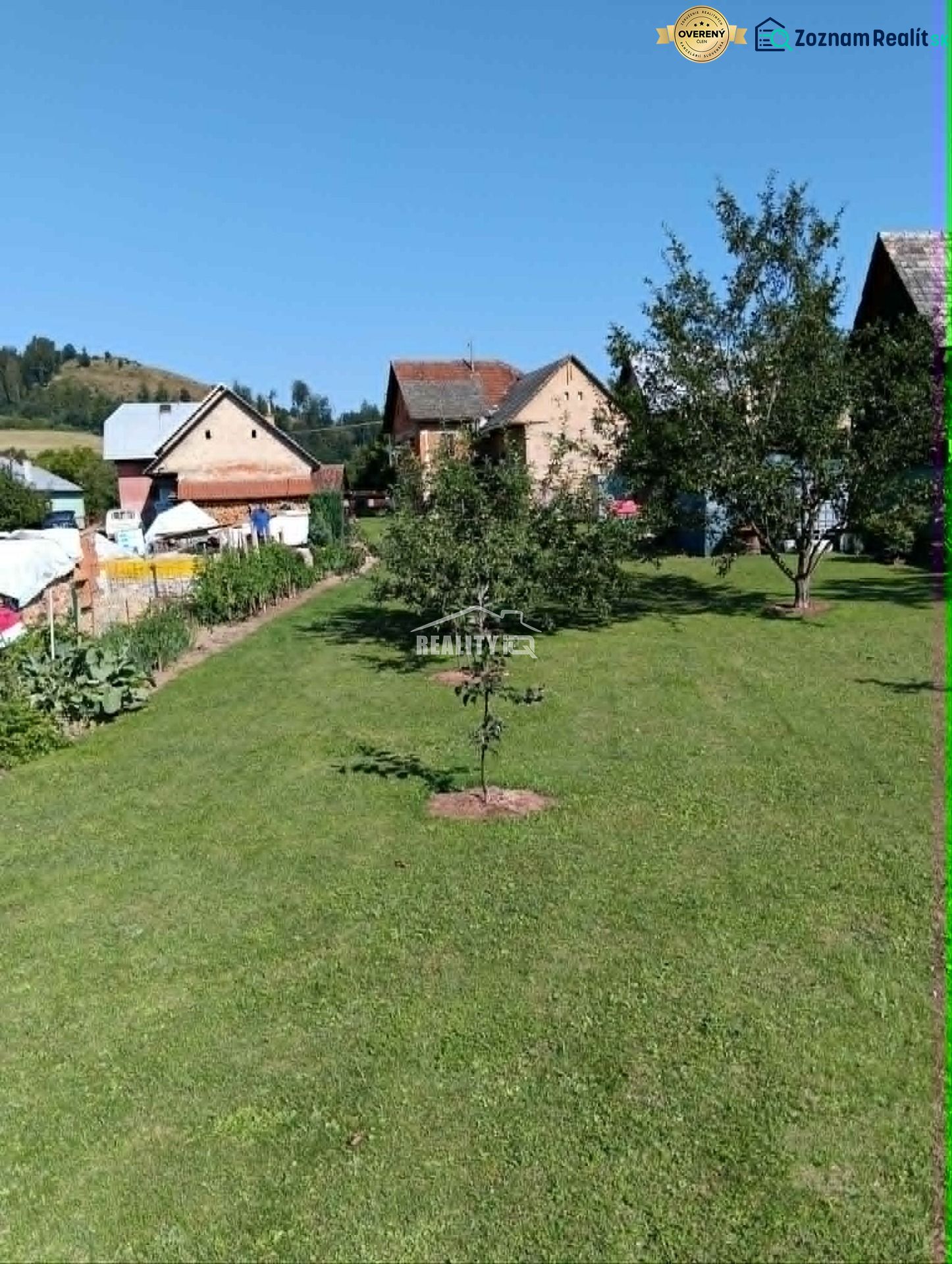 Kert gyepes területtel és gyümölcsfákkal a házak mellett Ovčiarske-ban, Lakóingatlanok - telek.