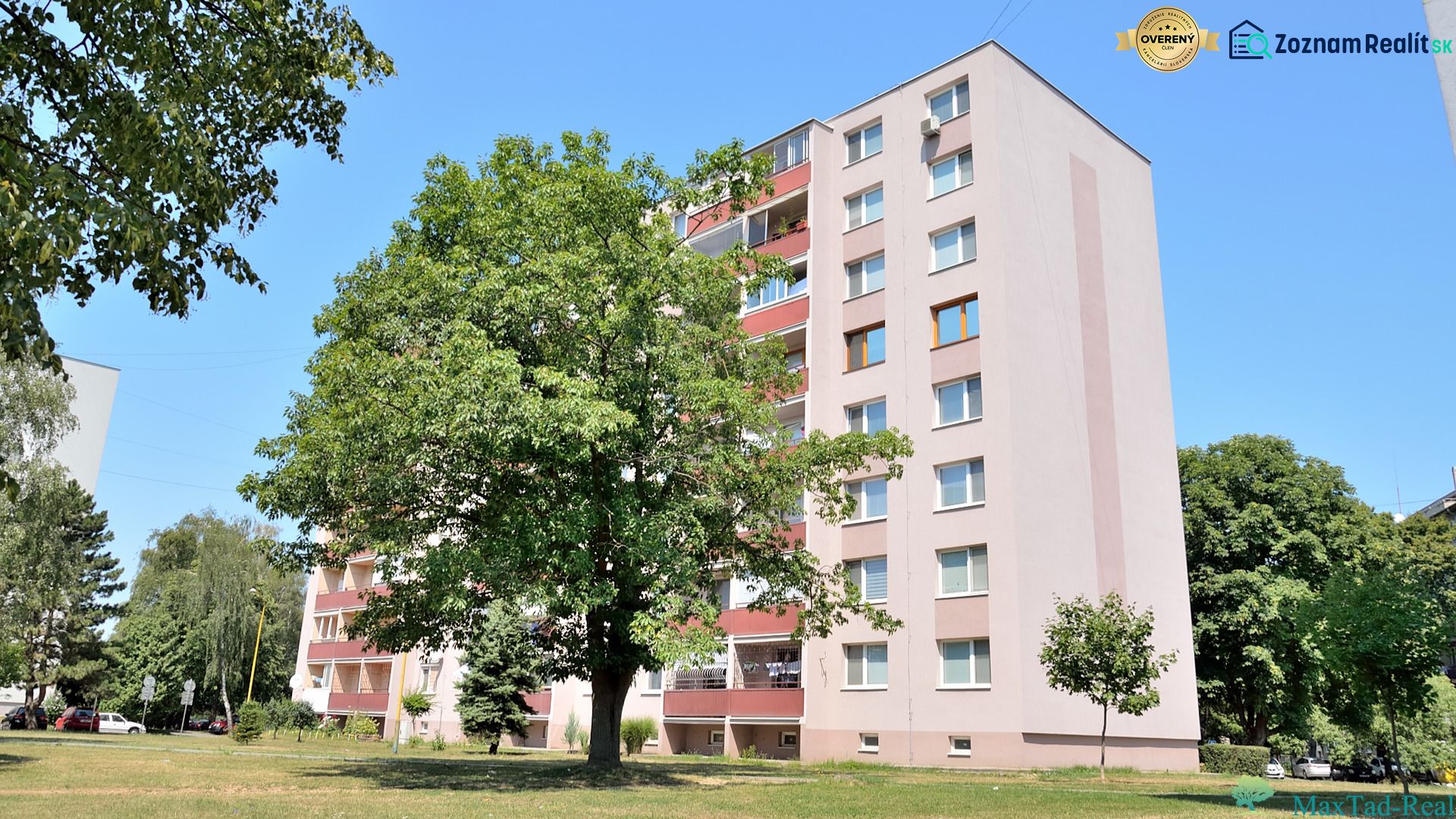 Egy lakóház háromszobás lakásokkal a Martin Rázus utcában, Mihályfalván, zöldövezettel körülvéve.