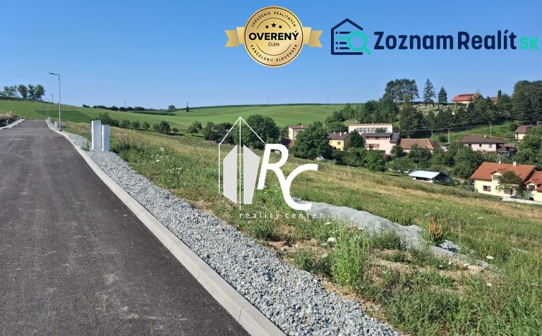 Lakóövezeti telkek Záboríban, kilátással a környező tájra és házakra.