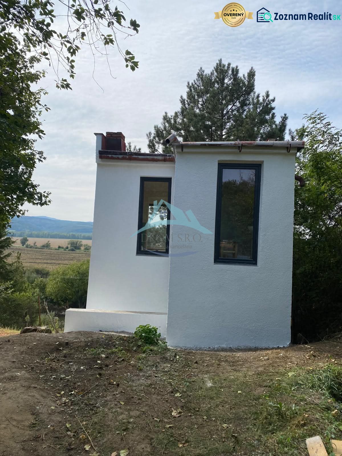 Kis ház Sáhban, fákkal és gyönyörű természettel körülvéve.