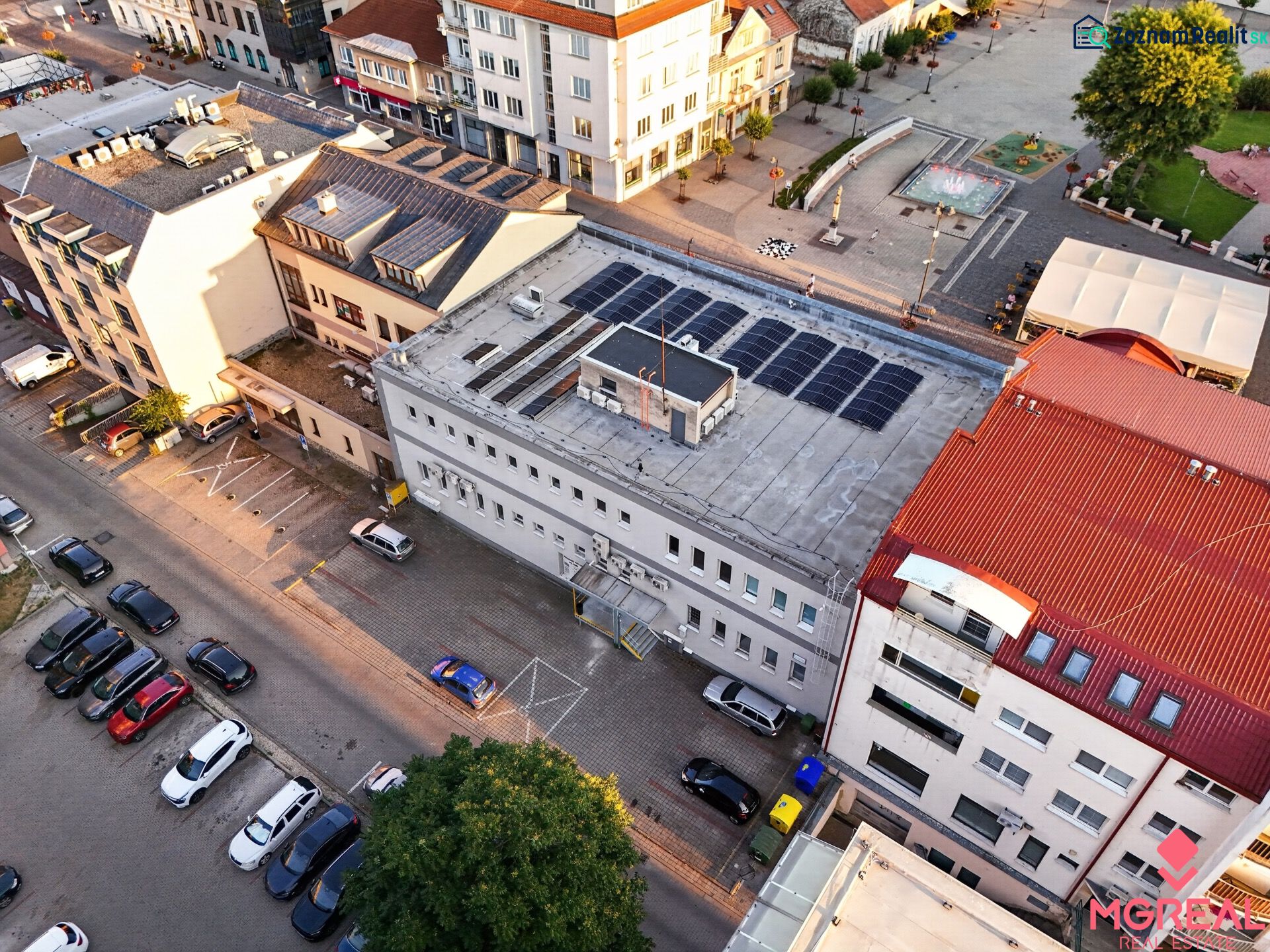 Légifelvétel a M.R. Štefánik utcai üzlethelyiségekről Topoľčanyban, parkolóval.