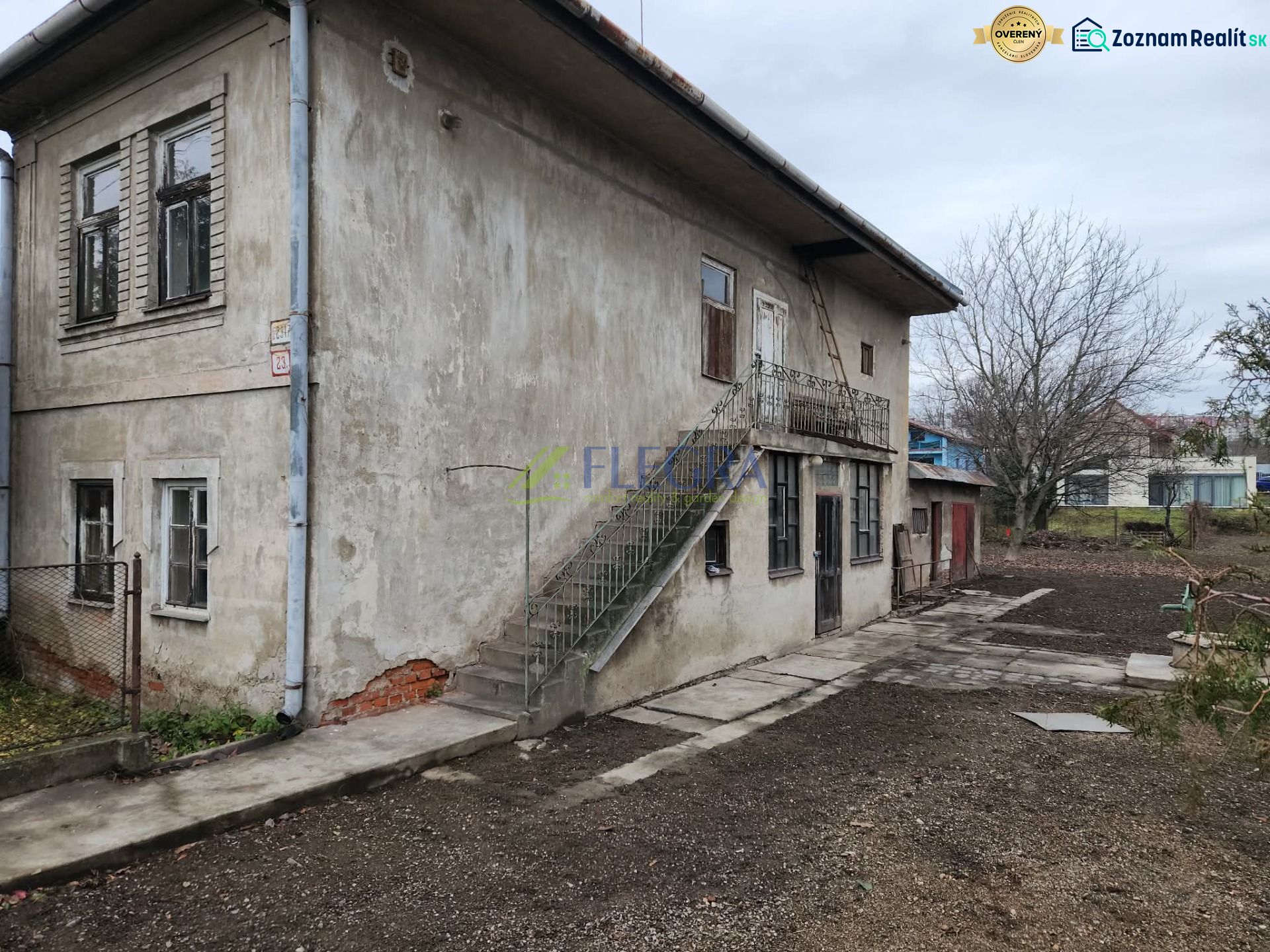 Családi ház a Na Sihoti utcában, Kassán - Ťahanovce városrészben, külső lépcsővel.