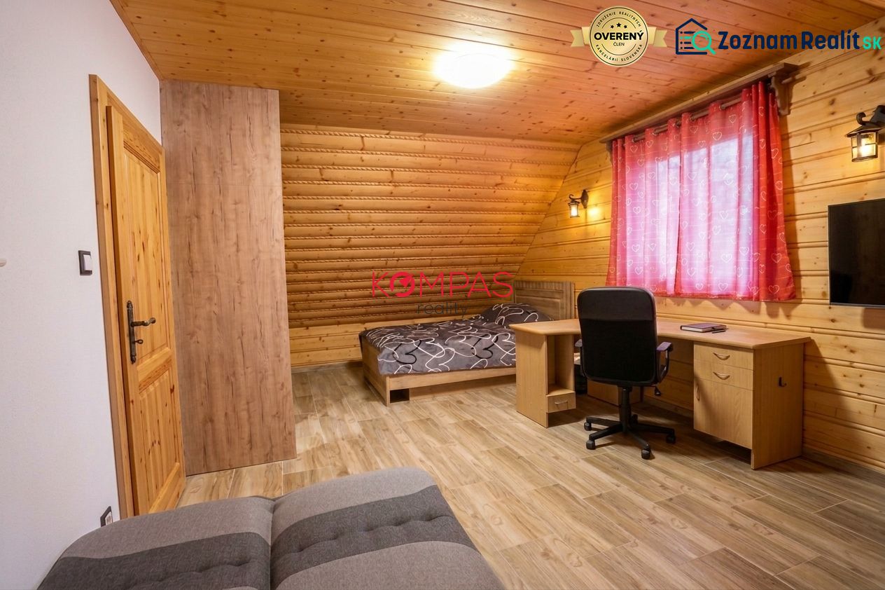 Egy szoba családi házban, fa falakkal, fa dekoros padlóval és íróasztallal.