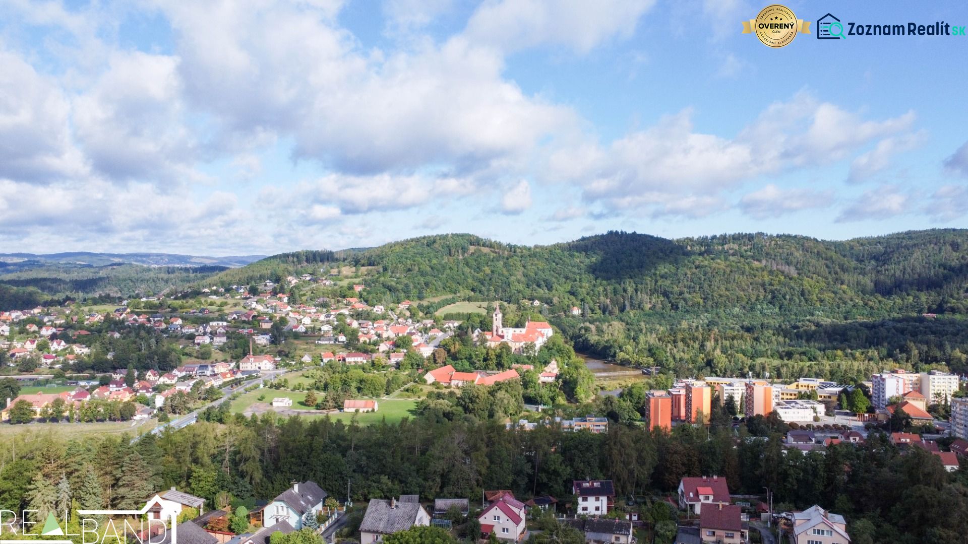 Kilátás Sázava városára a Na Vrších utcáról, zölddel és családi házakkal körülvéve.