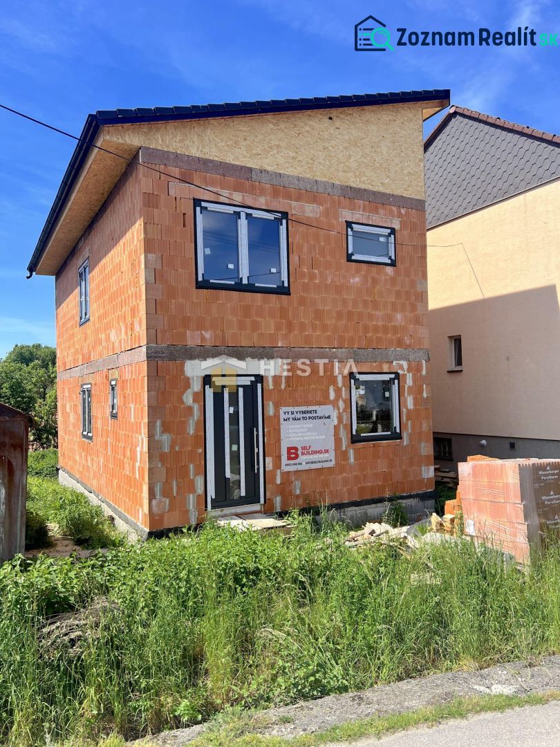Befejezetlen családi ház Cerovában, látható téglafalakkal és műanyag ablakokkal.