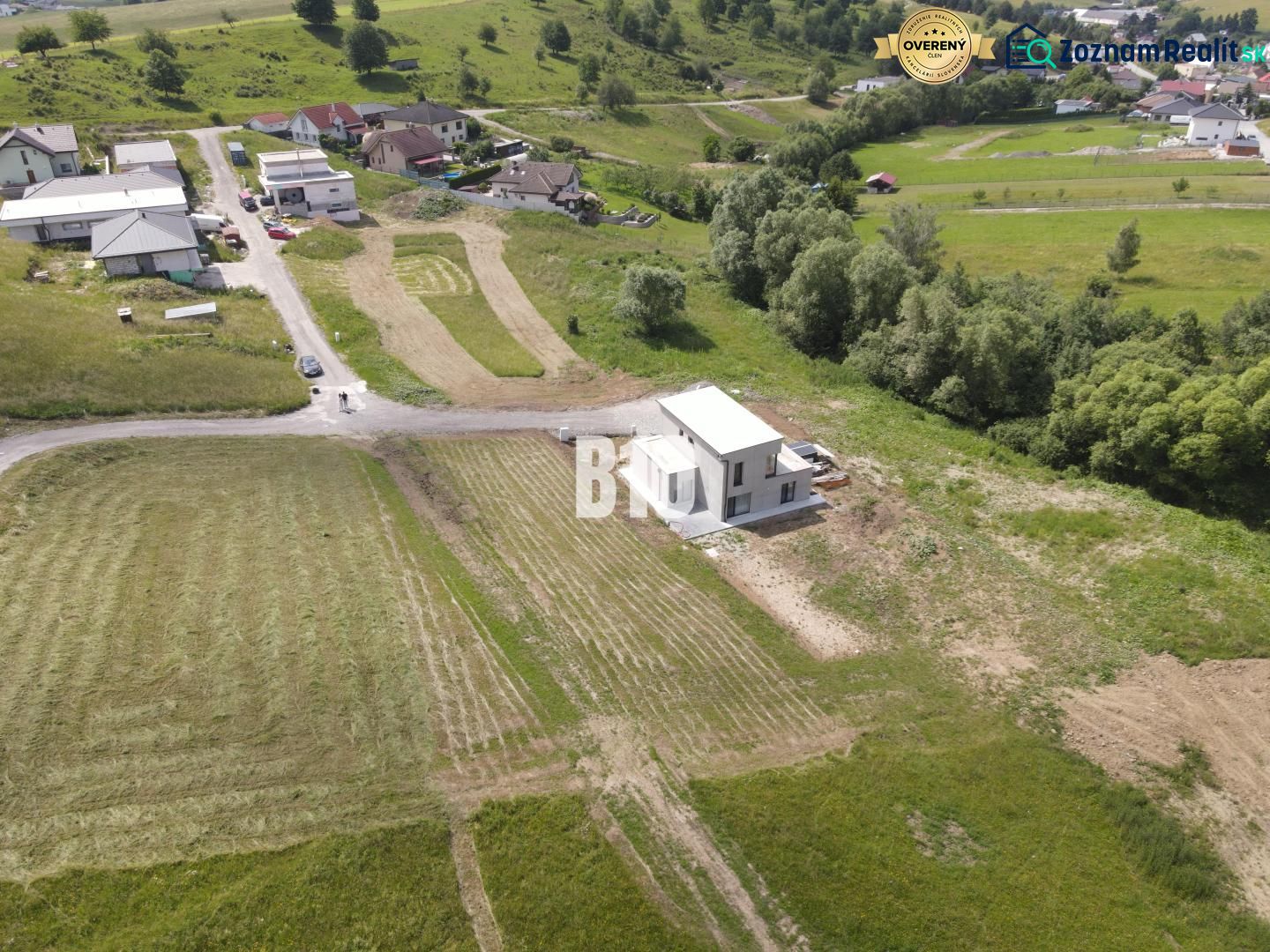 Rétek és családi házak Bitarová környékén, alkalmasak lakóterületek számára.