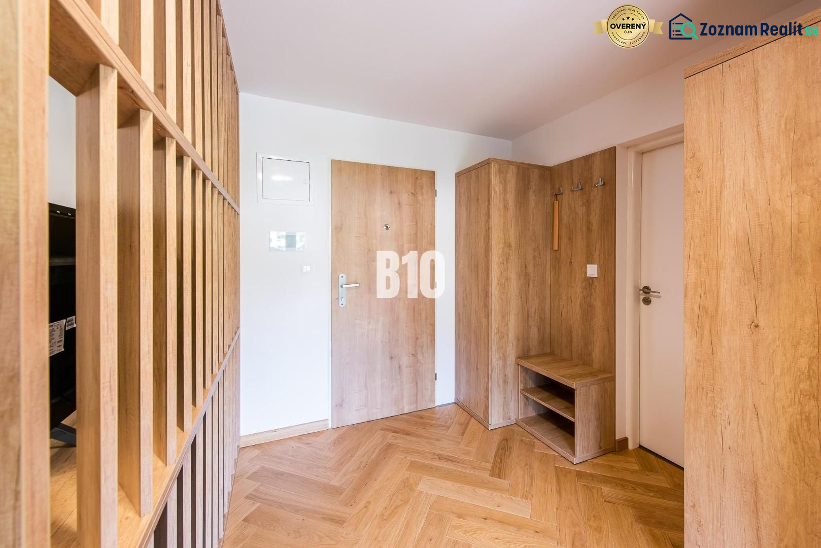 Fa dekorációjú előcsarnok, fa dekorációjú ajtók és padló a nyaraló apartmanban.