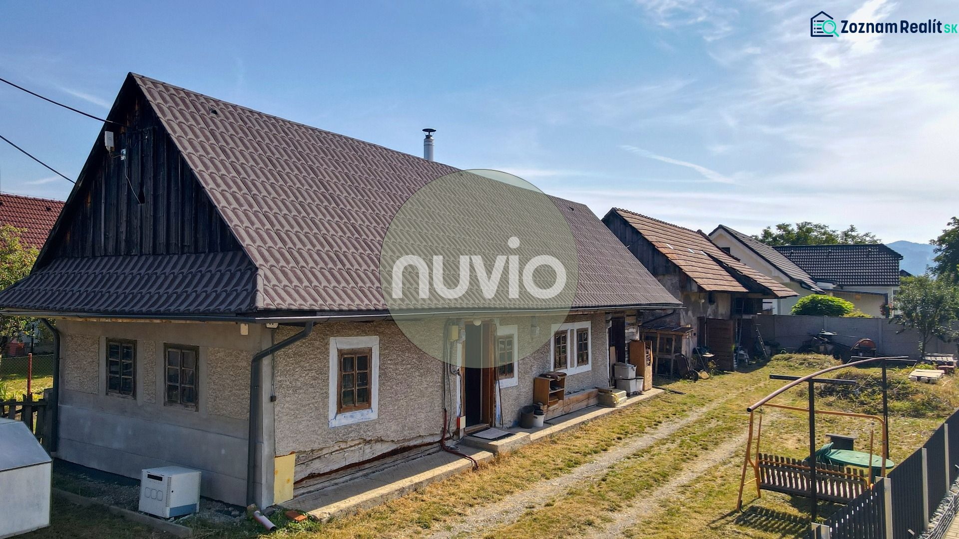 Családi ház Zsámbokréten nagy kerttel és hagyományos tetővel.