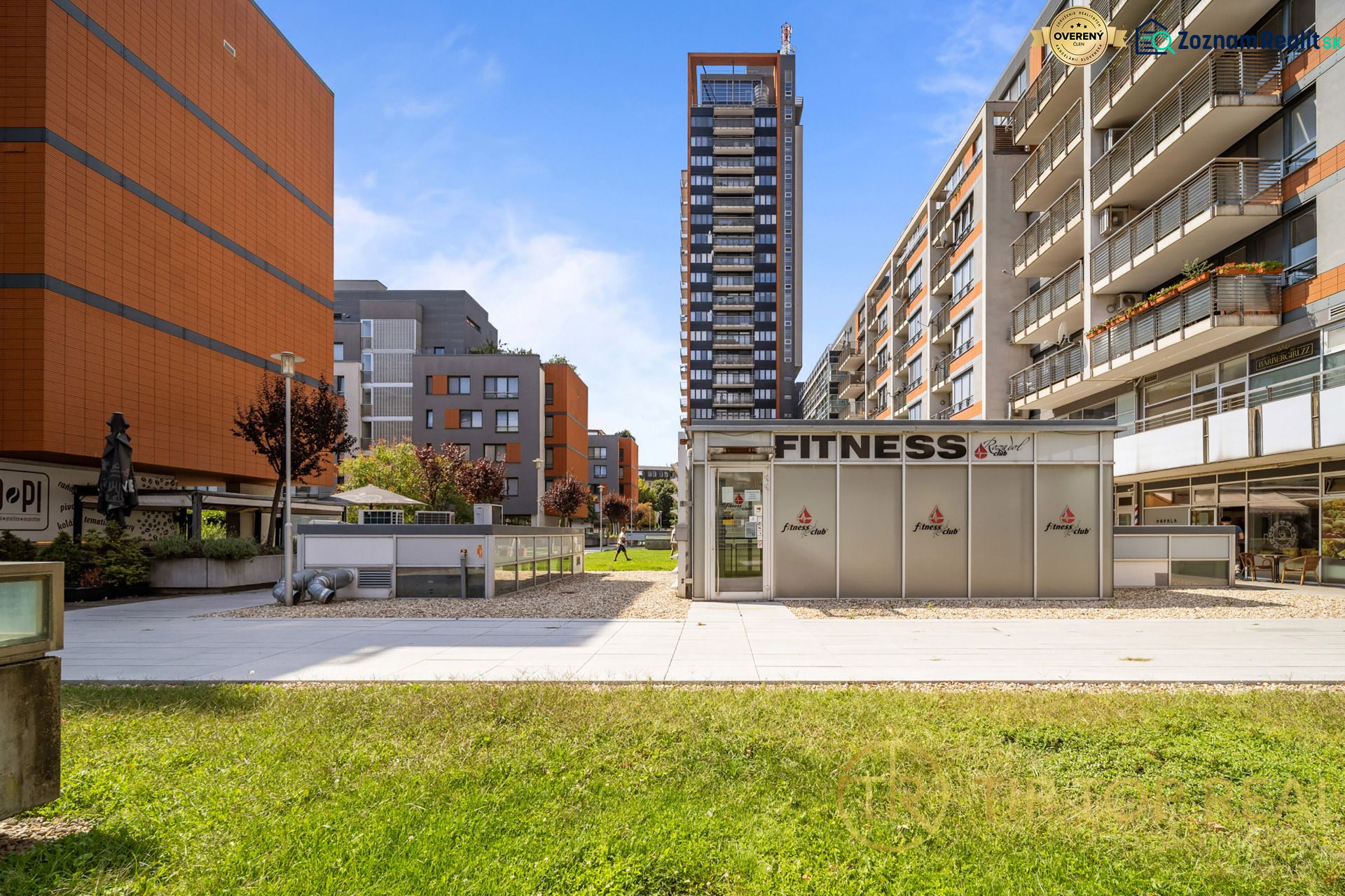 Pozsony - Nivy, Trenčianska, magas épületek, üzlethelyiségek, fitneszközpont.