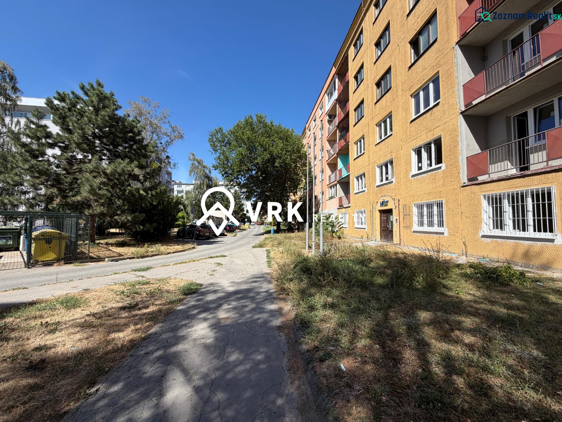 Társasház a Stromová utcában, Kassa, Óváros városrész, zöldövezettel körülvéve.