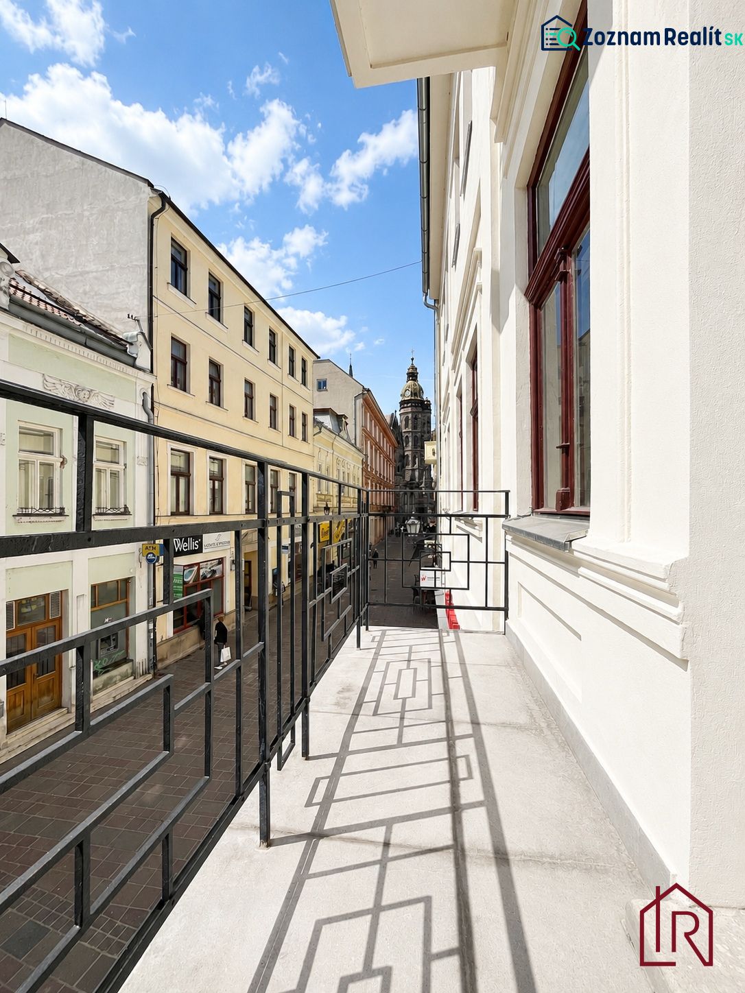 Erkély kilátással a Mlynská utcára, Kassa - Óváros városrész, irodák előtt.