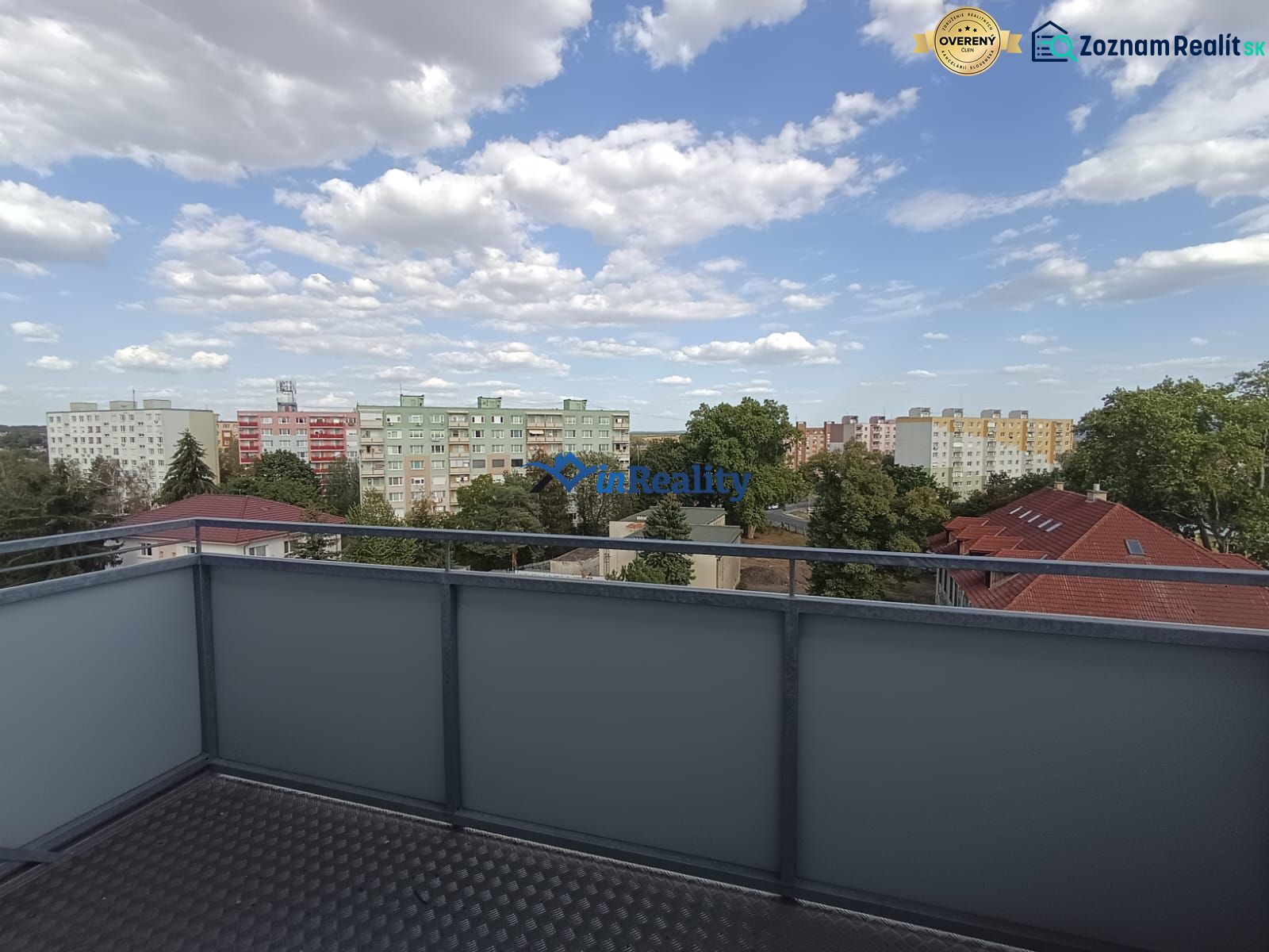 Kilátás egy kétszobás lakás erkélyéről a Losonci Majakovszkij utcában.