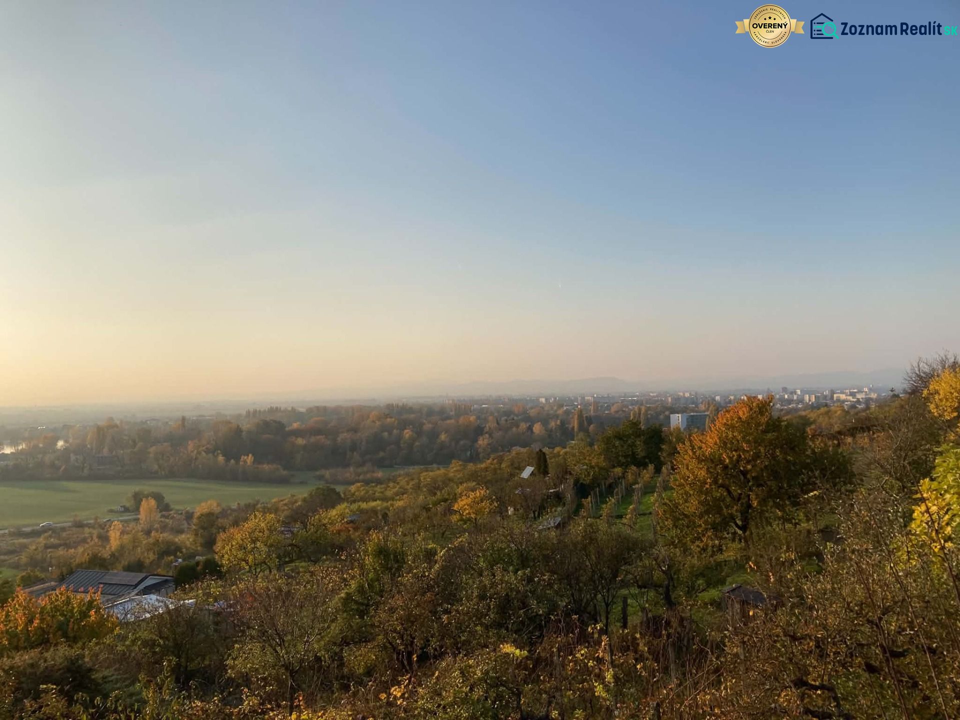 Őszi erdő és mezők panorámája Banka városra nézve.