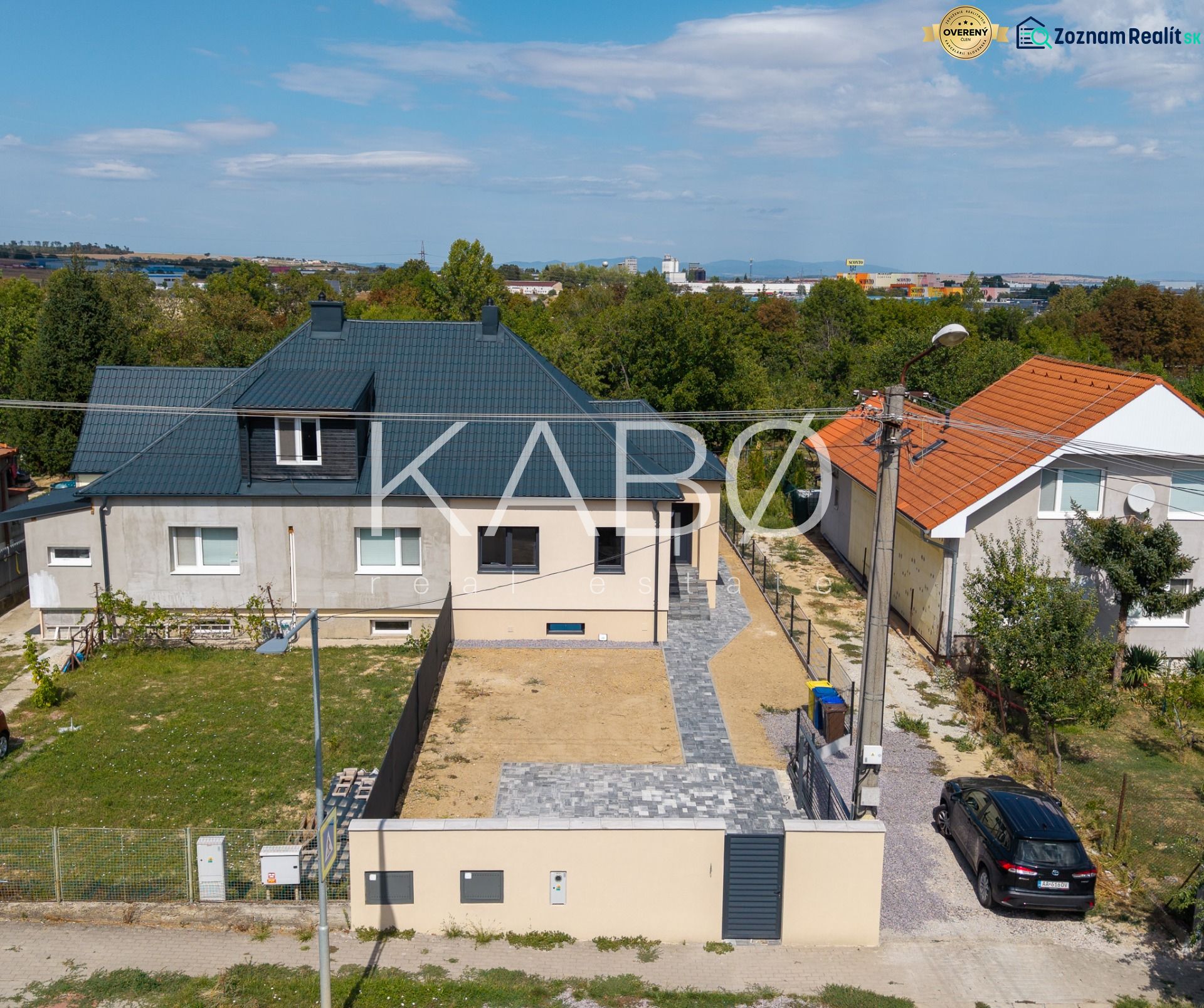 Családi ház a Nyitrai Trnavská utcában, bejárati úttal és kerttel.