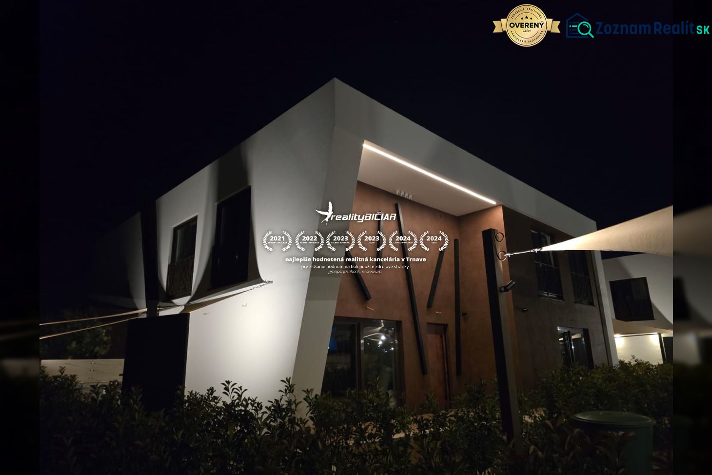 Villa Nin városában, az éjszakai egyedi építészeti dizájnnal.