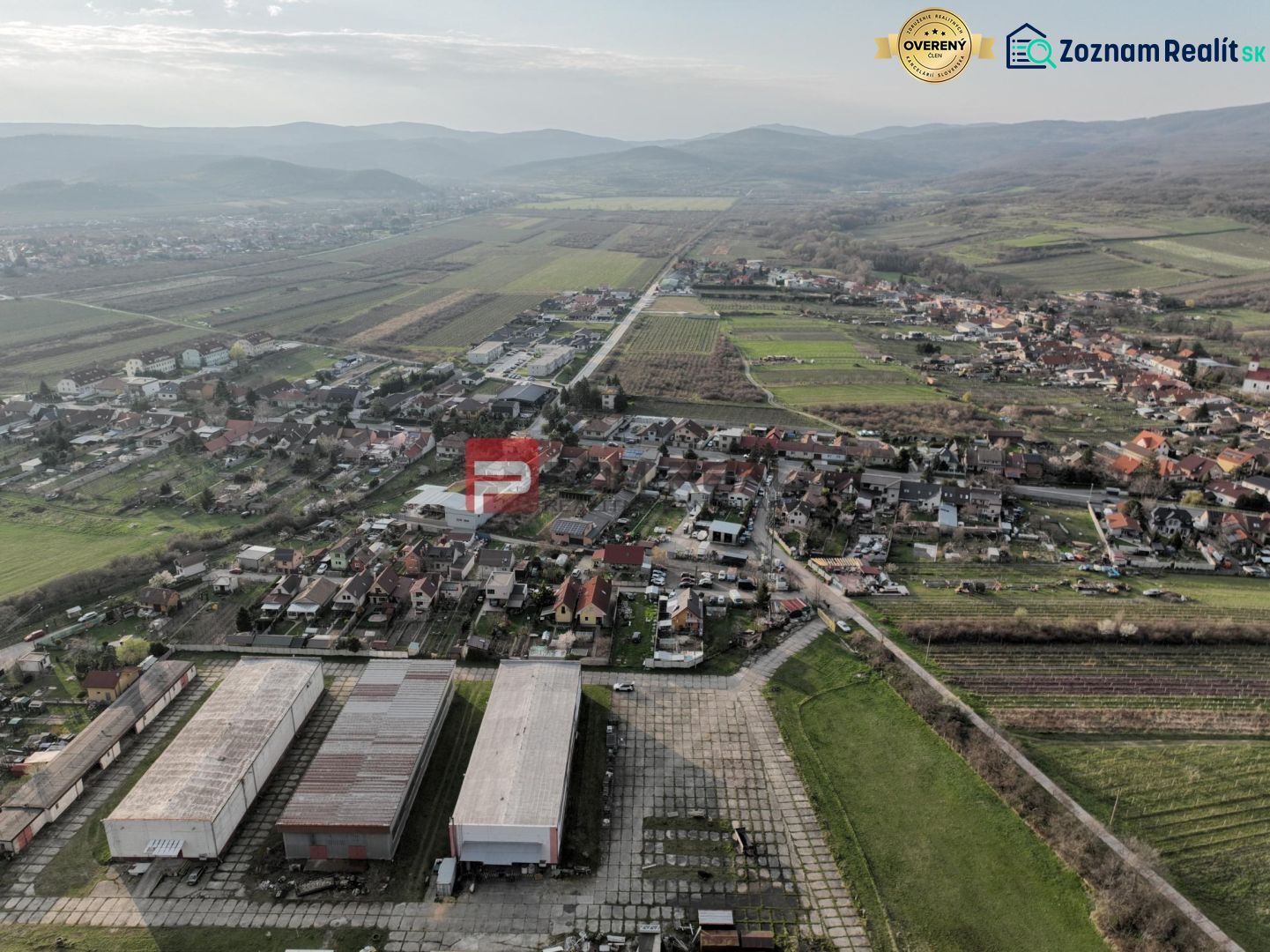 Gyártóhelyiségek felülnézete Vinosady községben, a Pezinska utcában.