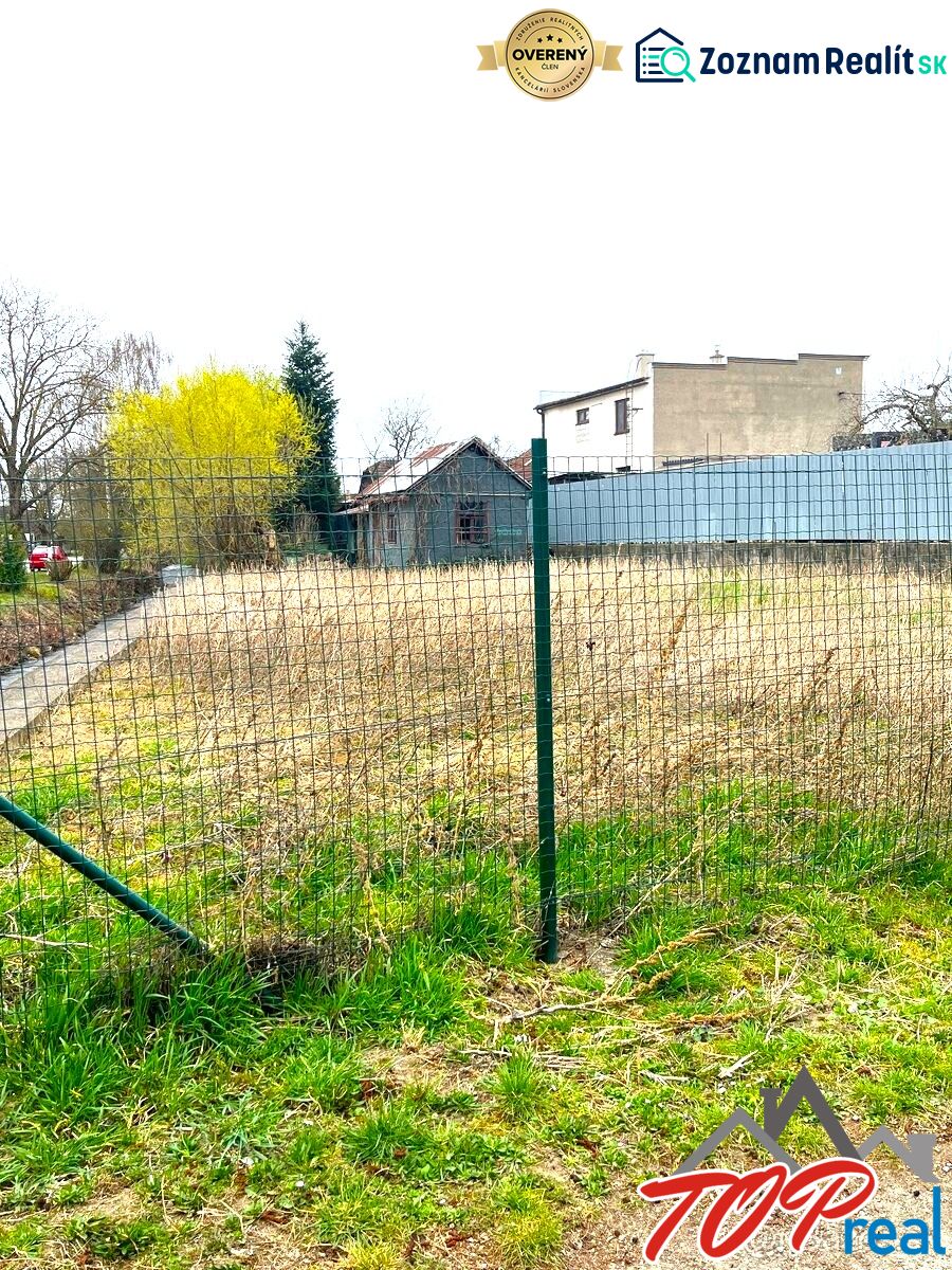 Telkek - lakóingatlanok Kassán - Šaca városrészben a Jarková utcában, bekerített terület.