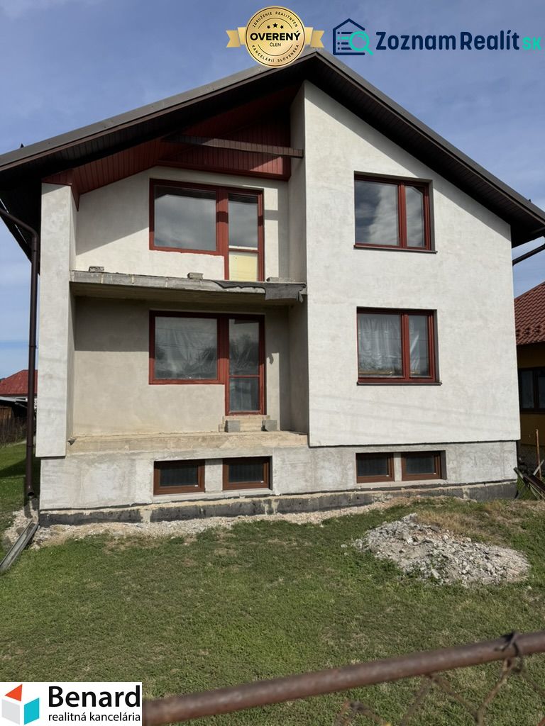 Családi ház Plavnicán egyszerű homlokzattal és új ablakokkal, füvesített telekkel.