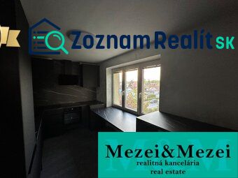 Konyha egy kétszobás lakásban sötét bútorokkal és kilátással az ablakból.