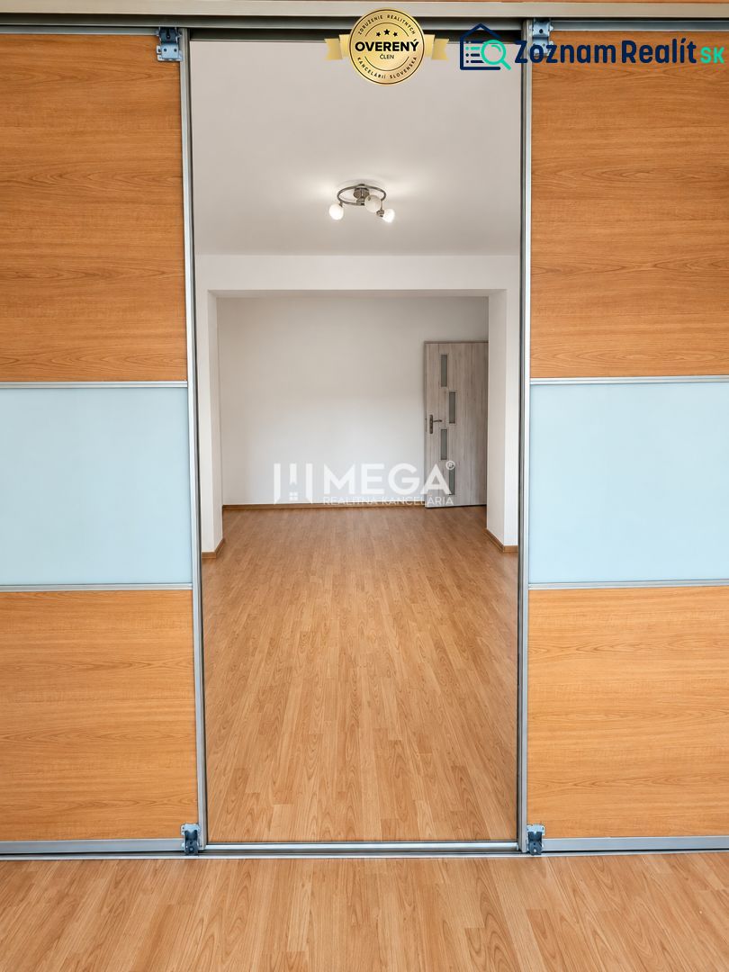 2 szobás lakás belső tere fa dekoros ajtókkal és padlóval.